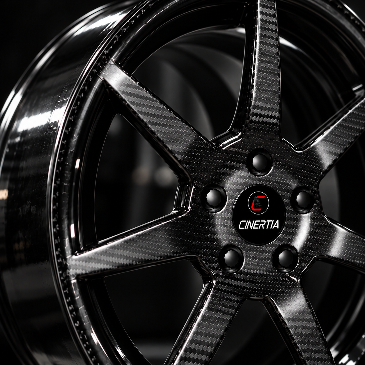 Detail of the C-INERTIA carbon wheel and its center cap